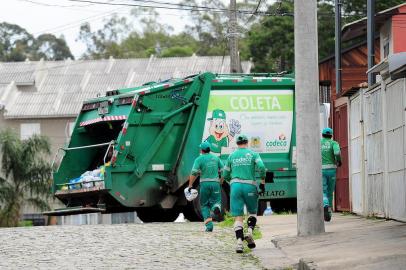 CAXIAS DO SUL, RS, BRASIL, 28/10/2016. Os coletores da Companhia de Desenvolvimento de Caxias do Sul (Codeca) estão enfrentando verdadeiras maratonas para recolher lixo nas ruas da cidade. Desde quinta-feira, o Ministério do Trabalho e Emprego (MTE) proibiu o transporte dos trabalhadores no estribo do caminhão, que fica na parte traseira junto ao compactador de resíduos. Por esse motivo, eles percorrem o roteiro a pé. Em alguns casos, o trajeto chega a 30 quilômetros. Recolhimento de lixo no bairro Desvio Rizzo. Na foto da E p/ D: Roque Silveira, 30, Luis Carlos Welter, 37 e Luiz Carlos Palhano dos Santos, 49. (Porthus Junior/Pioneiro)