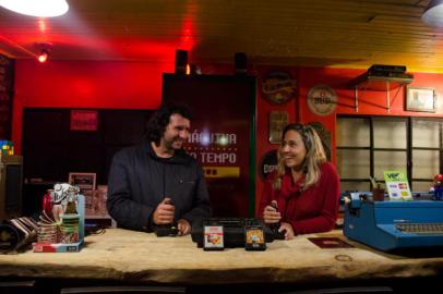 Pub Máquina do Tempo homenageia os anos 1980 em Cambará do Sul. Na foto, os proprietários Patrícia Lemos e Che Wodarski