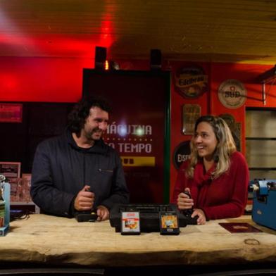 Pub Máquina do Tempo homenageia os anos 1980 em Cambará do Sul. Na foto, os proprietários Patrícia Lemos e Che Wodarski