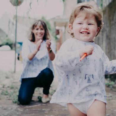 Projeto de Niura Ramos e Jaque Pauletti: DivertidaGente. Camisetas que vêm com canetinhas laváveis. A cada uso a roupa pode ser pintada de forma diferente.