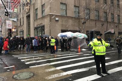  

Policiais bloqueiam rua ao lado do Rockfeller Center, no sábado passado