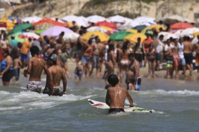 Pela importância da tema, decidi que ele teria o foco exclusivo na coluna de hoje. O primeiro relatório de monitoramento da qualidade das praias da temporada de verão 2017/2018, divulgado na última sexta-feira pela Fundação do Meio Ambiente (Fatma), mostra que 78,6% dos 215 pontos analisados estão próprios para banho. As coletas foram realizadas de 4 a 8 de dezembro em 114 praias de 27 municípios do Estado. Na Capital, 74,7% (56) dos locais podem ser aproveitados pelos banhistas. No restante do Litoral, 80,7% (169) estão próprios para banho. Segundo o Presidente da Fundação Alexandre Waltrick Rates - ¿A partir de agora, as coletas, análises e divulgação da qualidade das praias de Santa Catarina passam a ser semanais. Este é um programa de saúde pública realizado pela Fatma há 40 anos, feito conforme as normas do Conselho Nacional do Meio Ambiente, o Conama, por técnicos efetivos capacitados e com mais de três décadas de experiência¿.