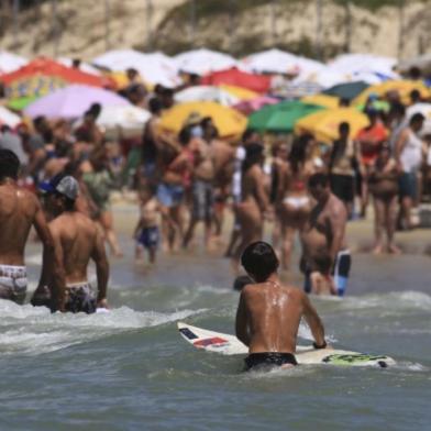 Pela importância da tema, decidi que ele teria o foco exclusivo na coluna de hoje. O primeiro relatório de monitoramento da qualidade das praias da temporada de verão 2017/2018, divulgado na última sexta-feira pela Fundação do Meio Ambiente (Fatma), mostra que 78,6% dos 215 pontos analisados estão próprios para banho. As coletas foram realizadas de 4 a 8 de dezembro em 114 praias de 27 municípios do Estado. Na Capital, 74,7% (56) dos locais podem ser aproveitados pelos banhistas. No restante do Litoral, 80,7% (169) estão próprios para banho. Segundo o Presidente da Fundação Alexandre Waltrick Rates - ¿A partir de agora, as coletas, análises e divulgação da qualidade das praias de Santa Catarina passam a ser semanais. Este é um programa de saúde pública realizado pela Fatma há 40 anos, feito conforme as normas do Conselho Nacional do Meio Ambiente, o Conama, por técnicos efetivos capacitados e com mais de três décadas de experiência¿.