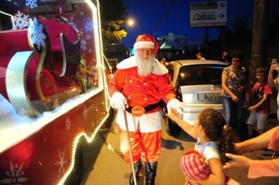  CAXIAS DO SUL, RS, BRASIL (09/12/2017). Caravana da Coca-Cola, com seus caminhões decorados com luzes natalinas e o Papai Noel, encantam crianças pelas ruas de Caxias do Sul. (Roni Rigon/Pioneiro).