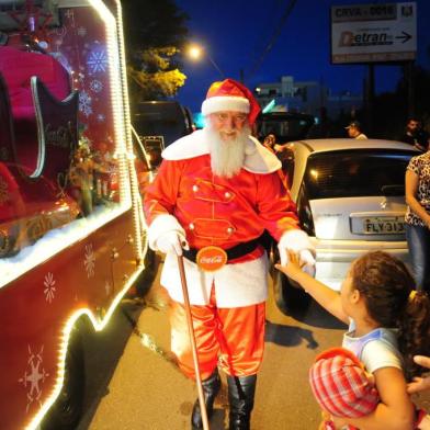  CAXIAS DO SUL, RS, BRASIL (09/12/2017). Caravana da Coca-Cola, com seus caminhões decorados com luzes natalinas e o Papai Noel, encantam crianças pelas ruas de Caxias do Sul. (Roni Rigon/Pioneiro).