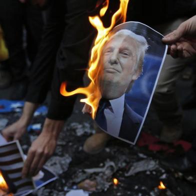  

A portrait of US President Donald Trump burns during a demonstration in the capital Tehran on December 11, 2017 to denounce his declaration of Jerusalem as Israels capital. / AFP PHOTO / ATTA KENARE

Editoria: WAR
Local: Tehran
Indexador: ATTA KENARE
Secao: diplomacy
Fonte: AFP
Fotógrafo: STF