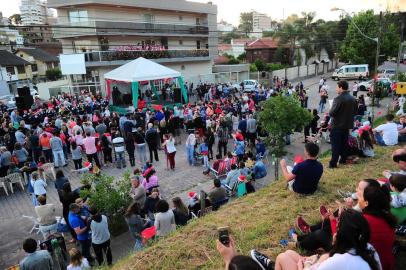  CAXIAS DO SUL, RS, BRASIL, 11/12/2017. Chegada do Papai Noel no bairro Colina Sorriso. Associação dos moradores organizaram a festa para os moradores do bairro. (Porthus Junior/Agência RBS)