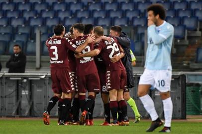 Torinos Venezuelan midfielder Tomas Rincon celebrates with teammates after scoring a goal during the Italian Serie A football match Lazio versus Torino on December 11, 2017 at the Olympic Stadium in Rome. / AFP PHOTO / Andreas SOLARO