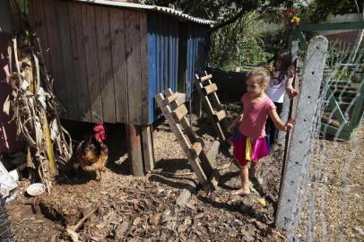  

FLORIANÓPOLIS, SC, BRASIL, 08/12/2017: Creche Lausimar Maria Laus tem galinheiro educativo. Na foto: Mariana Nogueira, 6 anos (E) e Gabriela Pinto, 6 anos (D).  (Foto: CRISTIANO ESTRELA / DIÁRIO CATARINENSE)