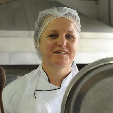  CAXIAS DO SUL, RS, BRASIL (07/12/2017). Banco de Alimentos. Na foto, Irene Teresinha Biecek prepara refeições na escola Centro Assistencial Portal da Luz. (Roni Rigon/Pioneiro).