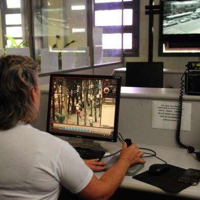  CAXIAS DO SUL, RS, BRASIL (08/12/2017). Municípios da região estão investindo em tecnologia em prol da segurança pública. Caxias do Sul está preparando licitação para modernização do sistema de videomonitoramento. Atualmente, são 51 câmeras consideradas obsoletas. Miriam Rauber, sargento da BM e Osmar Casali, tenente da BM cuidam do monitoramento da câmaras no Ciosp caxiense. (Roni Rigon/Pioneiro).