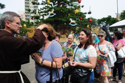  CAXIAS DO SUL, RS, BRASIL  (09/12/2015) Bênçãos dos Freis Capuchinhos 2015. Capucnhinhos abençoam o povo na Praça Dante.  Na foto, Frei Jaime Bettega abençoando.  (Roni Rigon/Pioneiro)