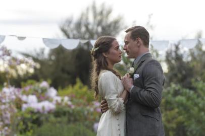 Michael Fassbender e Alicia Vikander em a luz entre oceanos