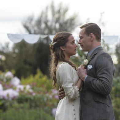 Michael Fassbender e Alicia Vikander em a luz entre oceanos