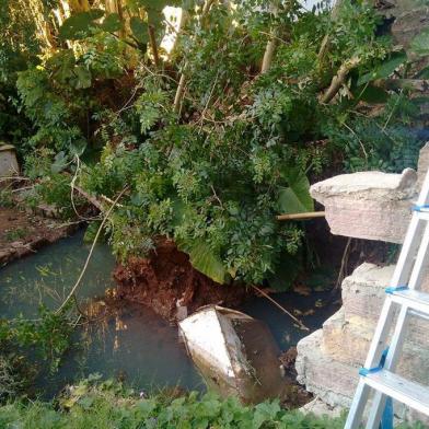  

NAO USAR - É de leitor, para matéria sobre reclamação feita no app pelas ruas

A novela se estende desde janeiro deste ano, quando uma forte chuva que atingiu Porto Alegre causou danos na rede pluvial do bairro Nonoai, na zona sul da cidade. Morador da Rua Frederico Etzberger, Bruno Toigo Leite afirma que, após a tempestade, a galeria pluvial próximo à divisa de seu terreno ficou parcialmente destruída. Com a chuvarada da última semana, a situação se agravou.