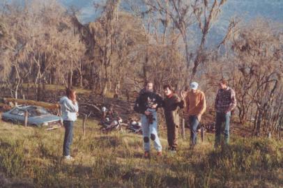  NOVA PETROPOLIS, RS, BRASIL (08/12/2017). Zico Zugno testemunhou o surgimento da rampa no  Ninho das Águias, Linha Pirajá, Nova Petrópolis. NA FOTO, SISSI PUCCINELLI, ALVARO FRANZOI, PAULA FRANZOI, JAIME LORANDI E MARCIANO TONET, EM 1983.  (Roni Rigon/Pioneiro).