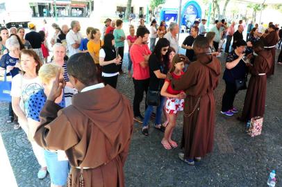  CAXIAS DO SUL, RS, BRASIL, 13/12/2017. Freis Capuchinhos distribuem tradicional bênção aos caxienses na Praça Dante Alighieri. (Diogo Sallaberry/Agência RBS)