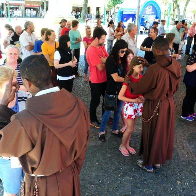  CAXIAS DO SUL, RS, BRASIL, 13/12/2017. Freis Capuchinhos distribuem tradicional bênção aos caxienses na Praça Dante Alighieri. (Diogo Sallaberry/Agência RBS)