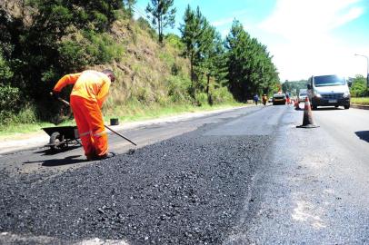  CAXIAS DO SUL, RS, BRASIL, 13/12/2017. Obras na RSC-453 , trecho do Km 0 até o Km5,5. São remendos profundos em pontos localizados e revitalização do pavimento. (Porthus Junior/Agência RBS)