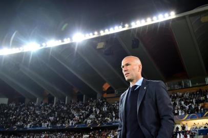 Real Madrids French head coach Zinedine Zidane looks on during the FIFA Club World Cup semi-final match in the Emirati capital Abu Dhabi on December 13, 2017. / AFP PHOTO / GIUSEPPE CACACE