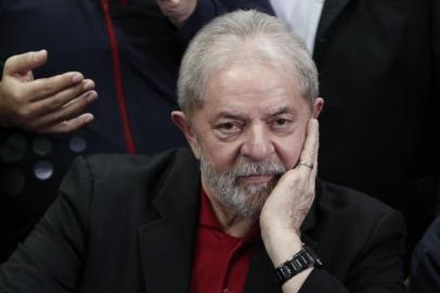  Former Brazilian president Luiz Inacio Lula Da Silva gestures during a press conference in Sao Paulo, Brazil on July 13, 2017.Brazil's former president Luiz Inacio Lula da Silva said on Thursday -- a day after he was convicted and sentenced for graft -- that judges and political opponents were "destroying democracy." In his first public reaction to the verdict handed down on Wednesday, Lula implied the judgment was aimed at preventing him being a comeback candidate in presidential elections next year. "They're destroying democracy in our country," he told reporters in Sao Paulo. / AFP PHOTO / Miguel SCHINCARIOLEditoria: WARLocal: Sao PauloIndexador: MIGUEL SCHINCARIOLSecao: crisisFonte: AFPFotógrafo: STR