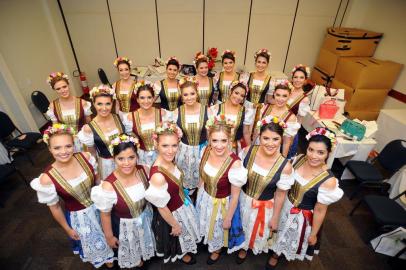  CAXIAS DO SUL, RS, BRASIL, 13/12/2017. Jantar-baile de apresentação das 18 candidatas ao título de Rainha da Festa da Uva. Na oportunidade, foram apresentados os trajes de vindimadoras, que as jovens usarão durante o pré-concurso. (Felipe Nyland/Agência RBS)