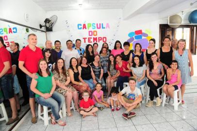  CAXIAS DO SUL, RS, BRASIL, 13/12/2017. Frequentadores da academia Santa Lúcia, abrem uma cápsula do tempo que foi lacrada há cinco anos. (Porthus Junior/Agência RBS)