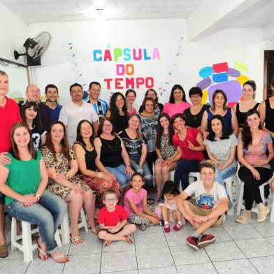  CAXIAS DO SUL, RS, BRASIL, 13/12/2017. Frequentadores da academia Santa Lúcia, abrem uma cápsula do tempo que foi lacrada há cinco anos. (Porthus Junior/Agência RBS)