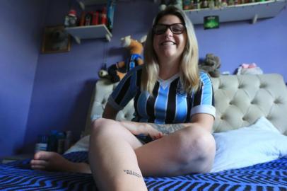  PORTO ALEGRE, RS, BRASIL, 11.12.2017 - Torcedora Gremista, Thainá Alves, tatuou na perna Desculpa, Bressan, após promessa no início da Libertadores da América. (Foto: ANDRÉ ÁVILA/ AGÊNCIA RBS)