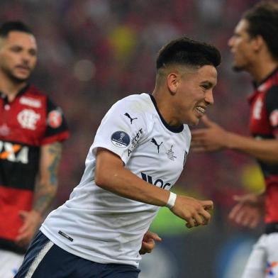 Ezequiel Barco of Argentina's Independiente celebrates after scoring a penalty against Brazil's Flamengo during their Copa Sudamericana 2017 football final in Rio de Janeiro, on December 13, 2017. / AFP PHOTO / CARL DE SOUZA