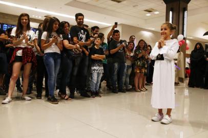  

PORTO ALEGRE, RS, BRASIL, 14-12-2017: Estreia de Star Wars: Os Últimos Jedi no GNC Cinemas do Shopping Praia de Belas, trouxe uma legião de fãs da série, incluindo os famosos cosplayers e suas fantasias de personagens (FOTO FÉLIX ZUCCO/AGÊNCIA RBS, Segundo Caderno).