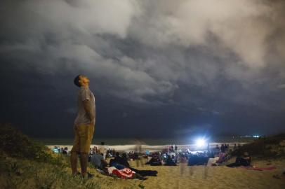  

Pessoas aguardam chuva de meteoros na Praia do Campeche, em Florianópolis. Ápice do fenômeno aconteceu na madrugada dessa quinta-feira, 14/12. (FOTO: FELIPE CARNEIRO/DIÁRIO CATARINENSE - FLORIANÓPOLIS, SANTA CATARINA, BRASIL - 14/12/2017)