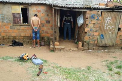  

PORTO ALEGRE, RS, BRASIL, 14-12-2017. As polícias de todo o Brasil deflagraram na manhã desta quinta-feira (14) a chamada operação PC27 para combater crimes patrimoniais, principalmente furtos e roubos em geral. No entanto, suspeitos de latrocínio também são alvos dos agentes. O trabalho se estenderá até a tarde desta sexta-feira (15). No Rio Grande do Sul, somente até às 10h de hoje, já foram presos mais de 20 suspeitos pela Polícia Civil. (POLICIA CIVIL/DIVULGAÇÃO)