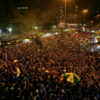  

PORTO ALEGRE, RS, BRASIL - 29/11/2017 - Torcida do Grêmio assiste segunda partida da final da Libertadores na avenida Goethe em Porto Alegre. (Anderson Fetter/Agência RBS)