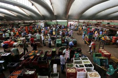  PORTO ALEGRE, RS, BRASIL, 22-11-2016: Produtores comercializam frutas, verduras e legumes em galpão na Ceasa, na zona norte de Porto Alegre. (Foto: Mateus Bruxel / Agência RBS)