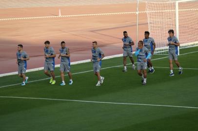  

ABU DHABI, EMIRADOS ÁRABES UNIDOS - 14/12/2017 -  Grêmio realiza treino no estádio das Forças Armadas na antevéspera da final onde enfrentará o Real Madrid, da Espanha. (Jefferson Botega/Agência RBS)
Indexador: Jefferson Botega