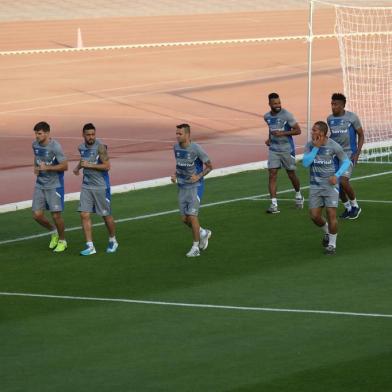  

ABU DHABI, EMIRADOS ÁRABES UNIDOS - 14/12/2017 -  Grêmio realiza treino no estádio das Forças Armadas na antevéspera da final onde enfrentará o Real Madrid, da Espanha. (Jefferson Botega/Agência RBS)
Indexador: Jefferson Botega