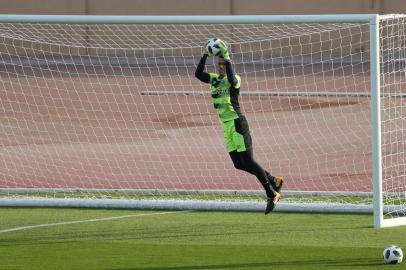  

ABU DHABI, EMIRADOS ÁRABES UNIDOS - 14/12/2017 -  Grêmio realiza treino no estádio das Forças Armadas na antevéspera da final onde enfrentará o Real Madrid, da Espanha. (Jefferson Botega/Agência RBS)
Indexador: Jefferson Botega