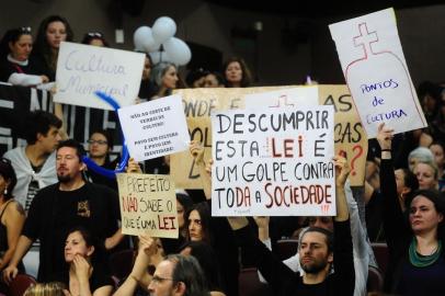  CAXIAS DO SUL, RS, BRASIL, 28/11/2017. Cultura e educação protestam em conjunto. Artistas e produtores culturais acompanham a abertura da sessão da Câmara de Vereadores para pressionar o poder público a cumprir a lei do Financiarte, enquanto professores e funcionários de escolas infantis pressionam contra a demissão e reajuste salarial de sua classe. (Diogo Sallaberry/Agência RBS)