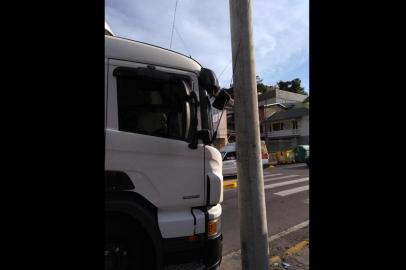 Nunca foi tão complicado para motoristas de carretas ingressarem no bairro Bela Vista em Caxias. O trecho problemático é o entroncamento da Rua Luís Scopel com a Rua Bortolo Zani, logo após o viaduto da BR-116. Quem conduz grandes caminhões precisa ser bom no volante para manobrar ao lado de um canteiro de concreto no início da Bortolo Zani, no sentido Centro-Bela Vista. Ainda assim, há risco de acidentes ou transtornos no trânsito