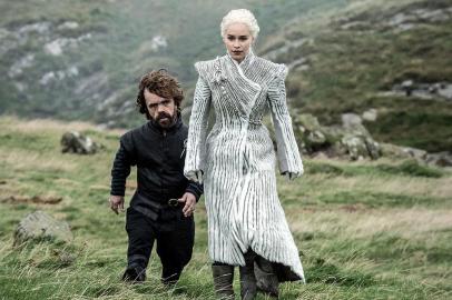 Peter Dinklage como Tyrion e Emilia Clarke como Daenerys em cena da sétima temporada de Game of Thrones.