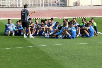  

ABU DHABI, EMIRADOS ÁRABES UNIDOS - 14/12/2017 - Grêmio realiza treino no estádio das Forças Armadas na antevéspera da final onde enfrentará o Real Madrid, da Espanha. (Jefferson Botega/Agência RBS)
Indexador: Jefferson Botega