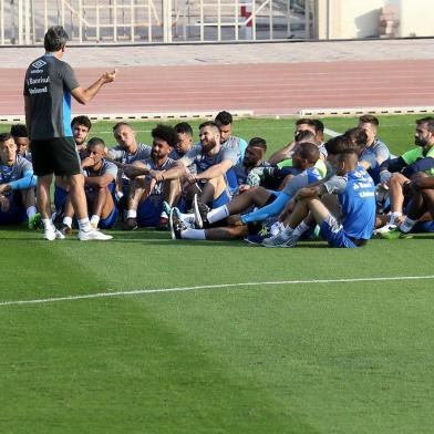  

ABU DHABI, EMIRADOS ÁRABES UNIDOS - 14/12/2017 - Grêmio realiza treino no estádio das Forças Armadas na antevéspera da final onde enfrentará o Real Madrid, da Espanha. (Jefferson Botega/Agência RBS)
Indexador: Jefferson Botega