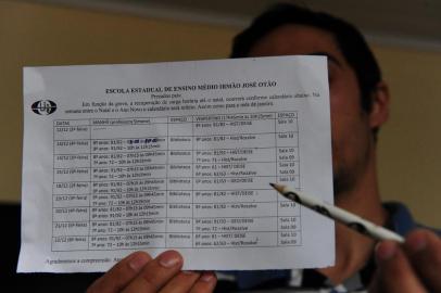  CAXIAS DO SUL, RS, BRASIL (14/12/2017). Greve do Magistério . O pai Maicon mostra preocupação com o calendário para recuperar as aulas, cuja carga excessiva afeta a saúde do filho. (Roni Rigon/Pioneiro).