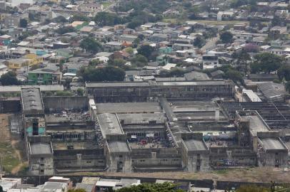  

PORTO ALEGRE, RS, BRASIL, 29-08-2017: Detentos nos pátios do Presídio Central. (Foto: Mateus Bruxel / Agência RBS)