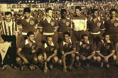  

O Cruzeiro foi o primeiro clube de futebol de Porto Aelgre a jogar na Europa. No ano de 1953, fizeram uma viagem de 105 dias, com 15 jogos contra adversários fortíssimos em 6 países.

Na foto: da esquerda, em pé, o massagista Abrahão Lehrman e a escalação que empatou com o Real Madrid - Xisto, Waltão, Laerte III, Lapaz, Casquinha e Paulistinha; agachados - Rubens Hofmeister, Ferraz, Nardo, Huguinho e Jarico

Crédito da reprodução: Paulo Franken - Agência RBS

#ENVELOPE: 132490