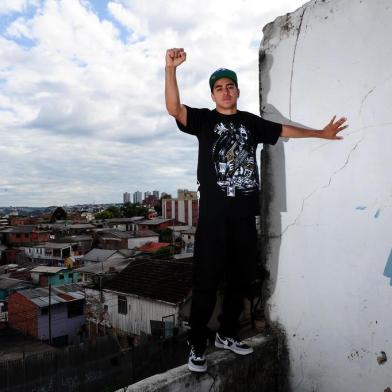  CAXIAS DO SUL, RS, BRASIL, 27/11/2015 - Jankiel Francisco Claudio, o Chiquinho Divilas, usa o hip hop para disseminar a cidadania e a educação em comunidades carentes de Caxias do Sul.  (JONAS RAMOS/AGÊNCIA RBS)Indexador: JONAS RAMOS                     