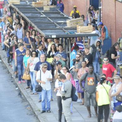  

PORTO ALEGRE, RS, BRASIL, 15/12/2017 - Protesto dos rodoviários causou congstionamento e paradas cheias em varios pontos de  Porto Alegre. (FOTOGRAFO: RONALDO BERNARDI / AGENCIA RBS)