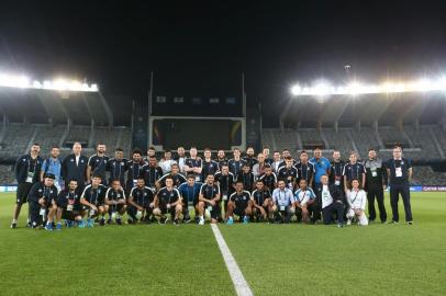  

ABU DHABI, EMIRADOS ÁRABES UNIDOS - 15/12/2017 - Jogadores e comissão técnica do Grêmio fazem reconhecimento do campo Zayed Sports City, palco da grande final do mundial neste sábado. (Jefferson Botega/Agência RBS)
Indexador: Jefferson Botega