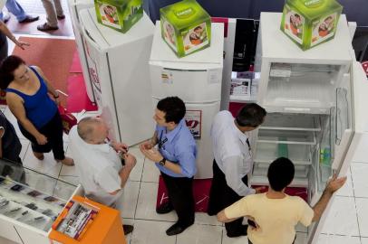 Programa da Celesc prevê troca de geladeiras nas Lojas Colombo